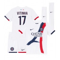 Billiga Paris Saint-Germain Vitinha #17 Barnkläder Borta fotbollskläder till baby 2024-25 Kortärmad (+ Korta byxor)